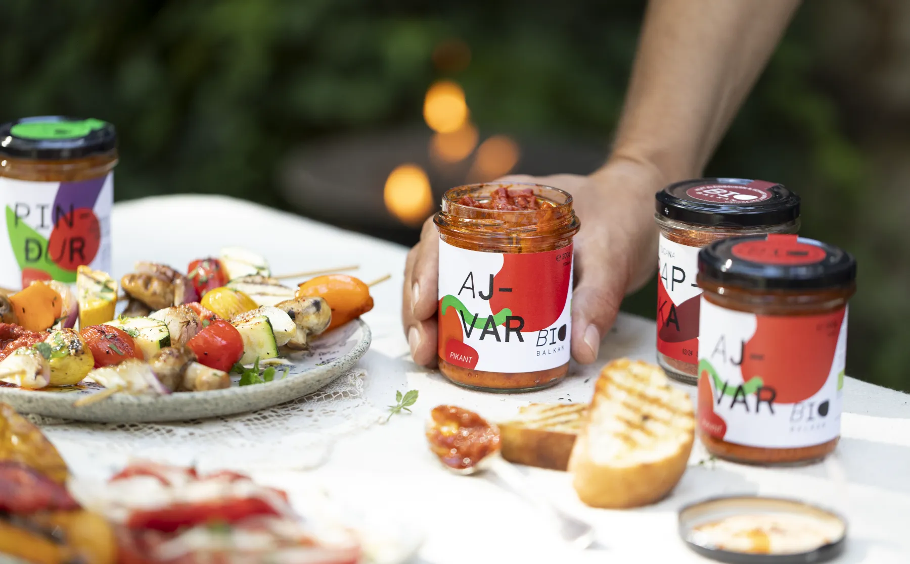 Ajvar gehört zum Balkan-Grill