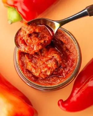 Ein Blick ins Glas eines Bio Ajvar pikant von BioBalkan