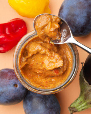 Blick ins Glas von Bio Džinka, einer fruchtig-feurigen Crème aus Chili, Pflaumen und Melanzani