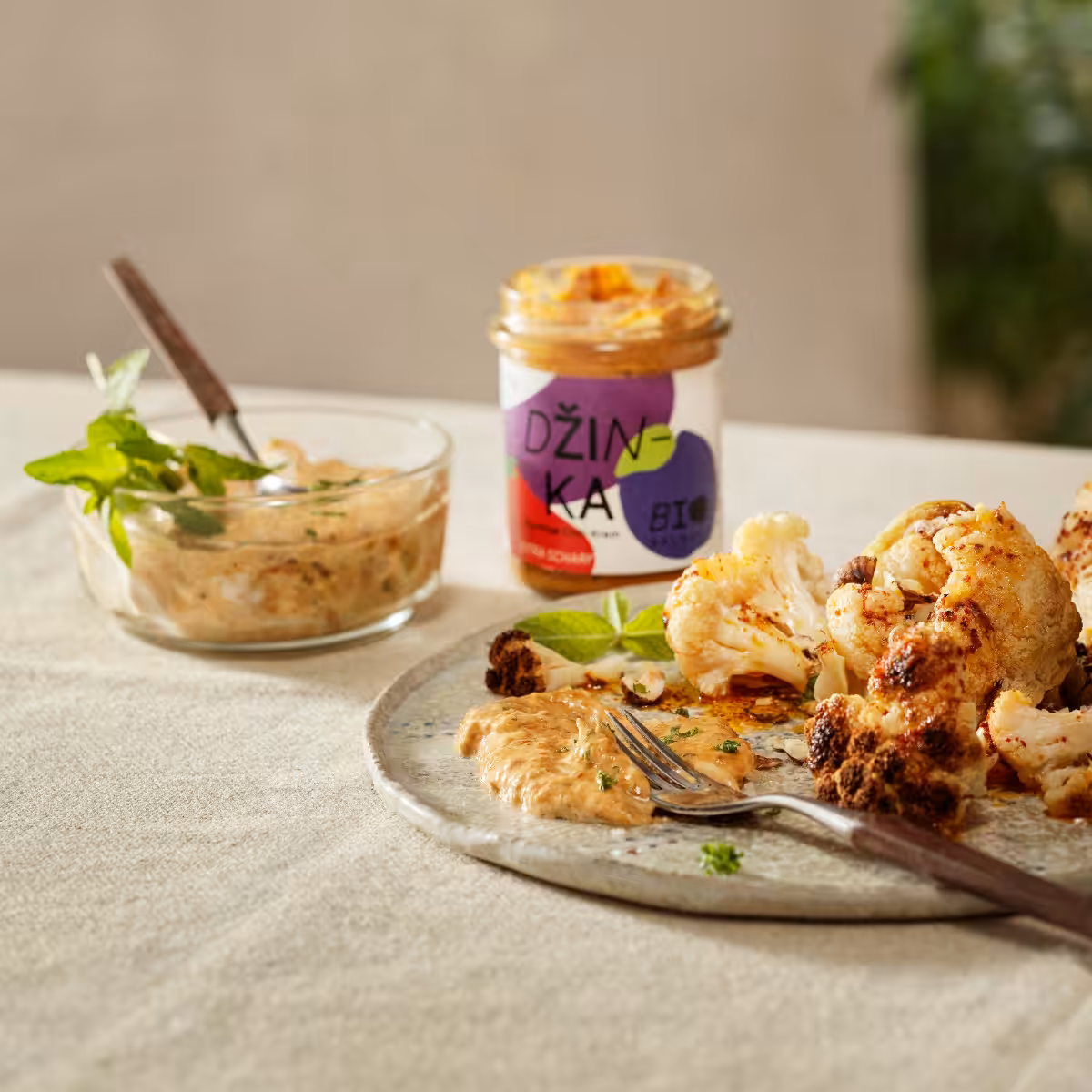Joghurt-Dip für Ofengemüse mit Džinka und gerösteten Haselnüssen