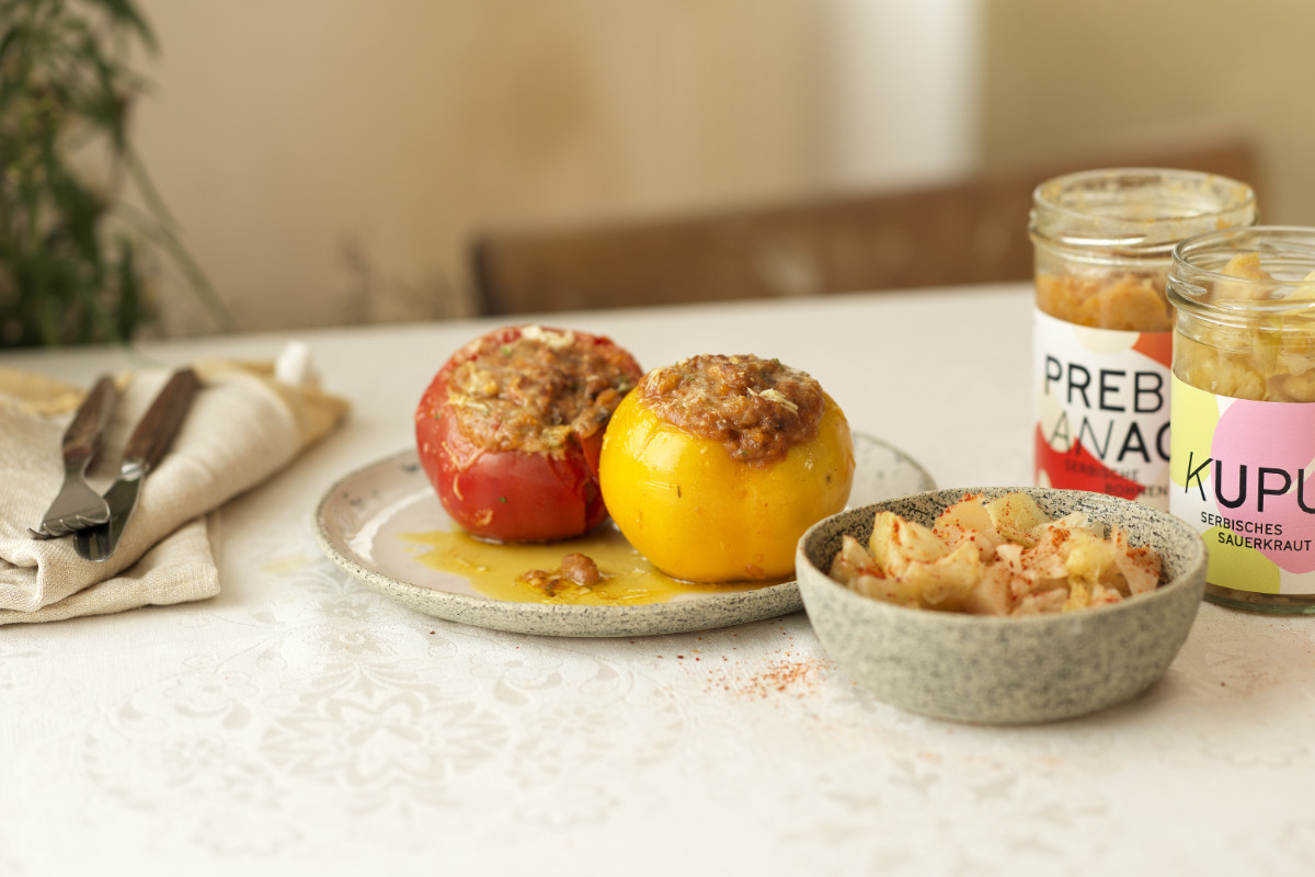 Gefüllte Tomaten mit Prebranac und Kupus auf einem schön gedeckten Tisch