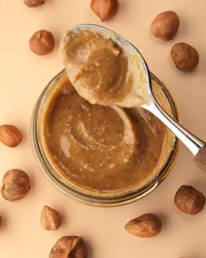 Ein Blick ins Glas von Bio Haselnuss Krem mit Honig von BioBalkan