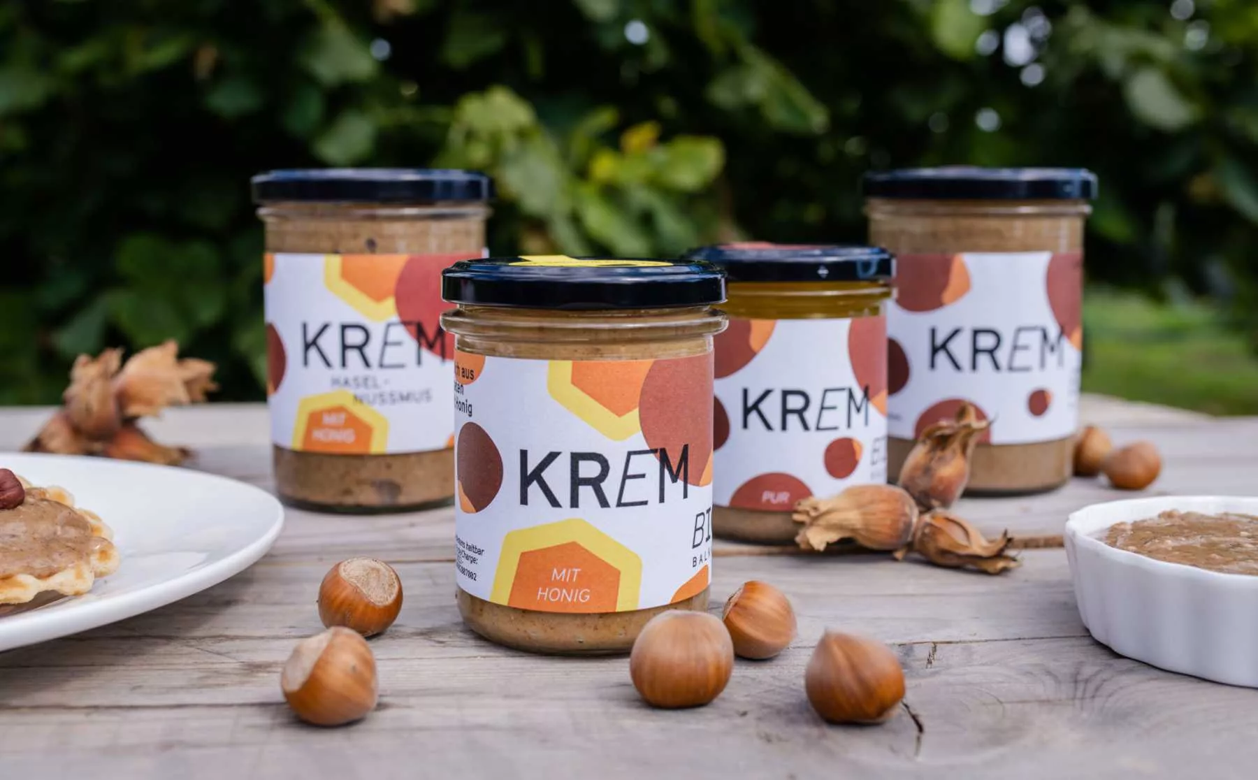 Große und kleine Gläser Bio Haselnussmuse von BioBalkan