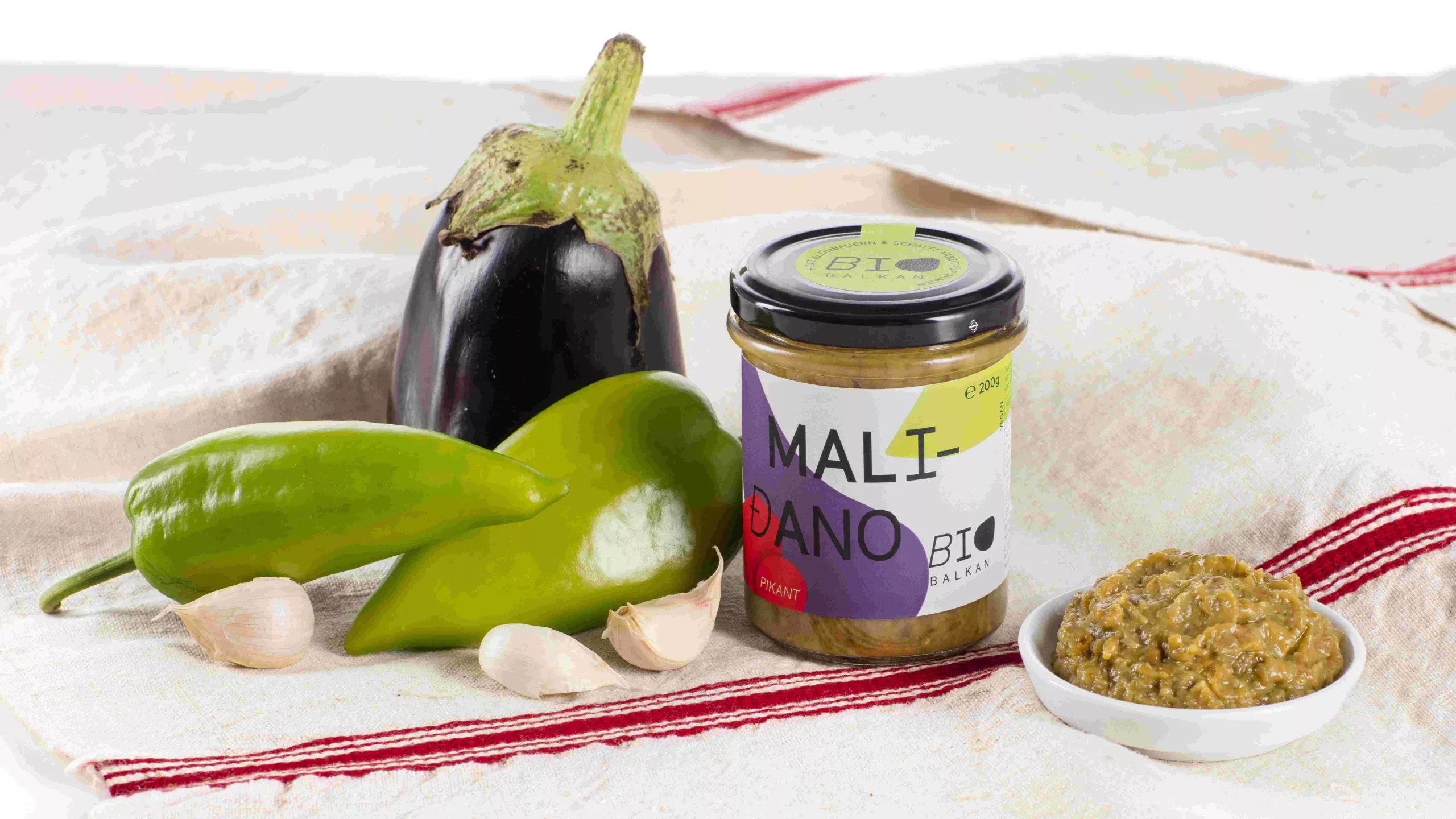 Bio Maliđano mit Gemüse und altem Tischtuch