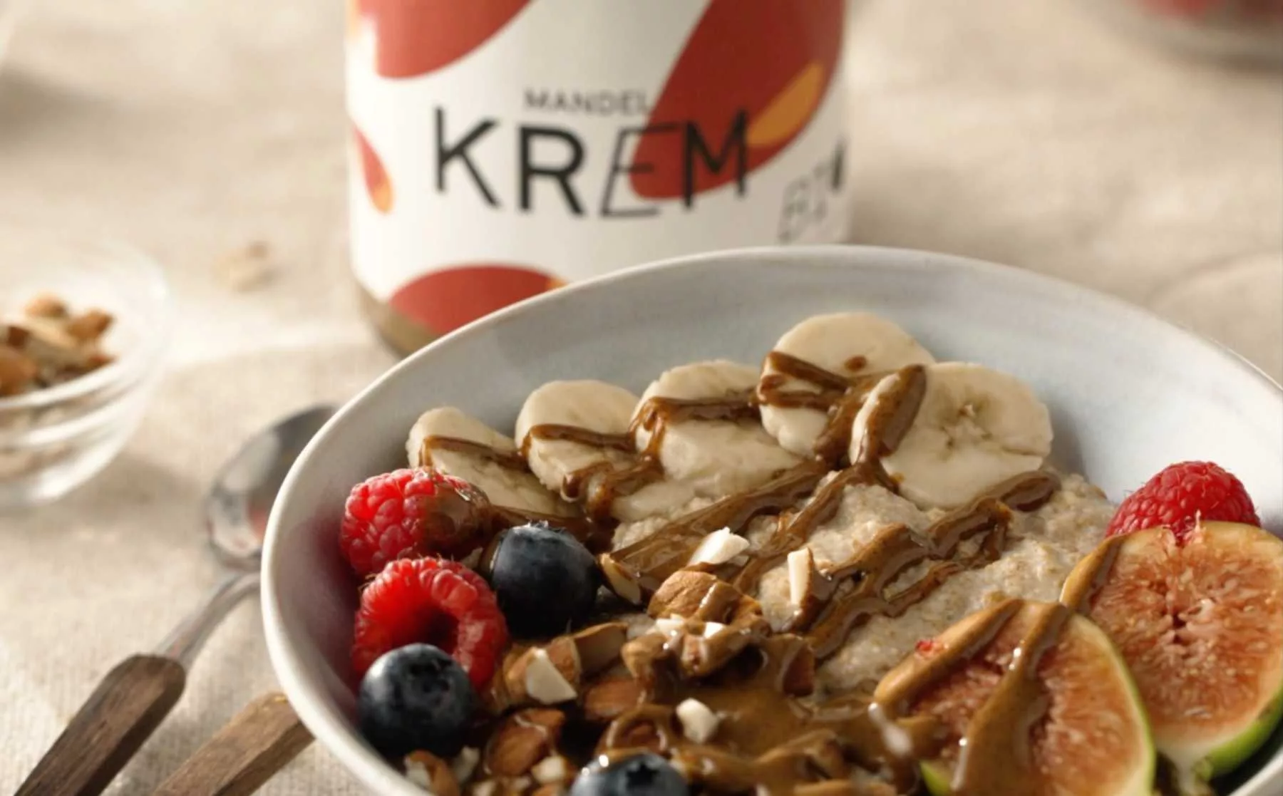 Müsli mit einem Glas Bio Mandel Krem