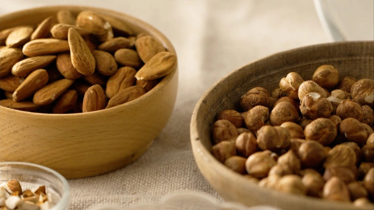 Frühstückstisch mit Bio-Haselnüssen und Bio-Mandeln