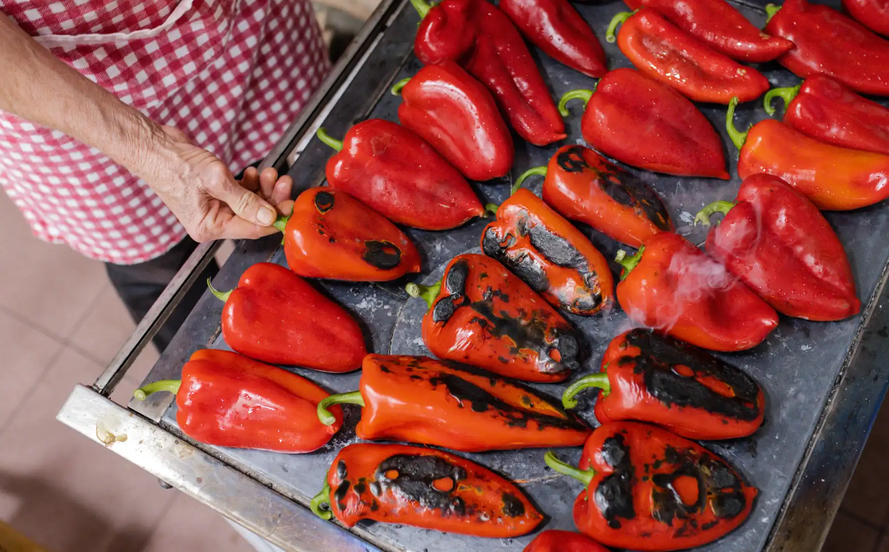 Rote Spitzpaprika werden für den Ajvar im Bio Trio geröstet