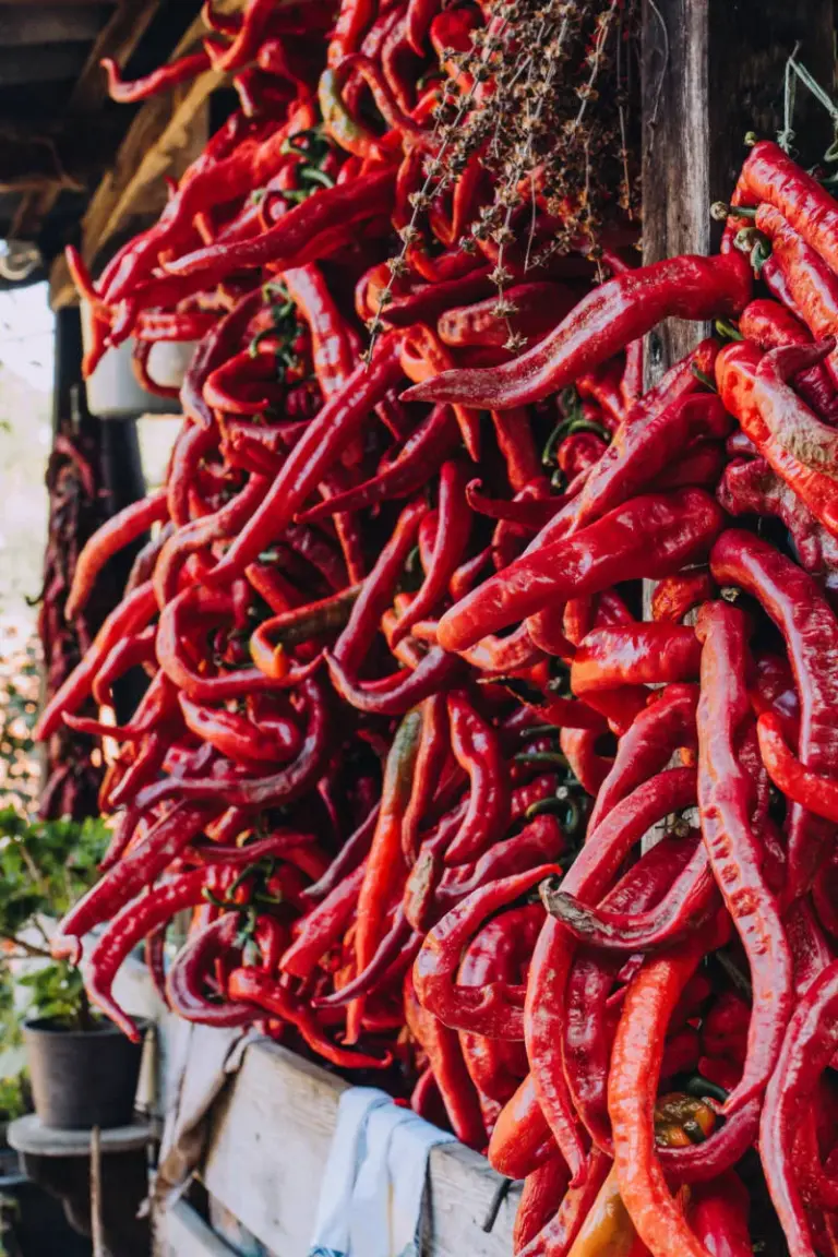 Paprika-Girlanden werden getrocknet