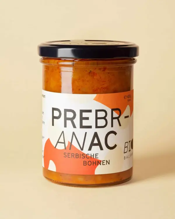 Ein Glas Bio Prebranac, ein Gericht aus gebackenen Bohnen, von BioBalkan