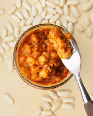 Ein Blick ins Glas von Bio Prebranac, einem Gericht aus gebackenen Bohnen, von BioBalkan