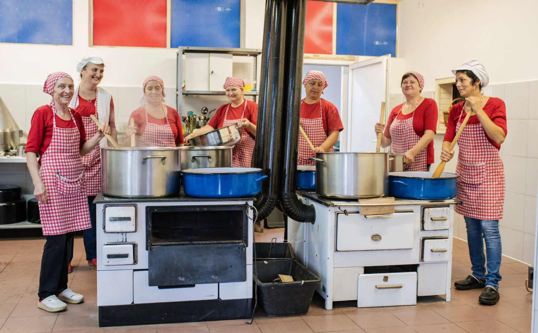 Die Frauen von Radanska Ruža in ihrer Küche