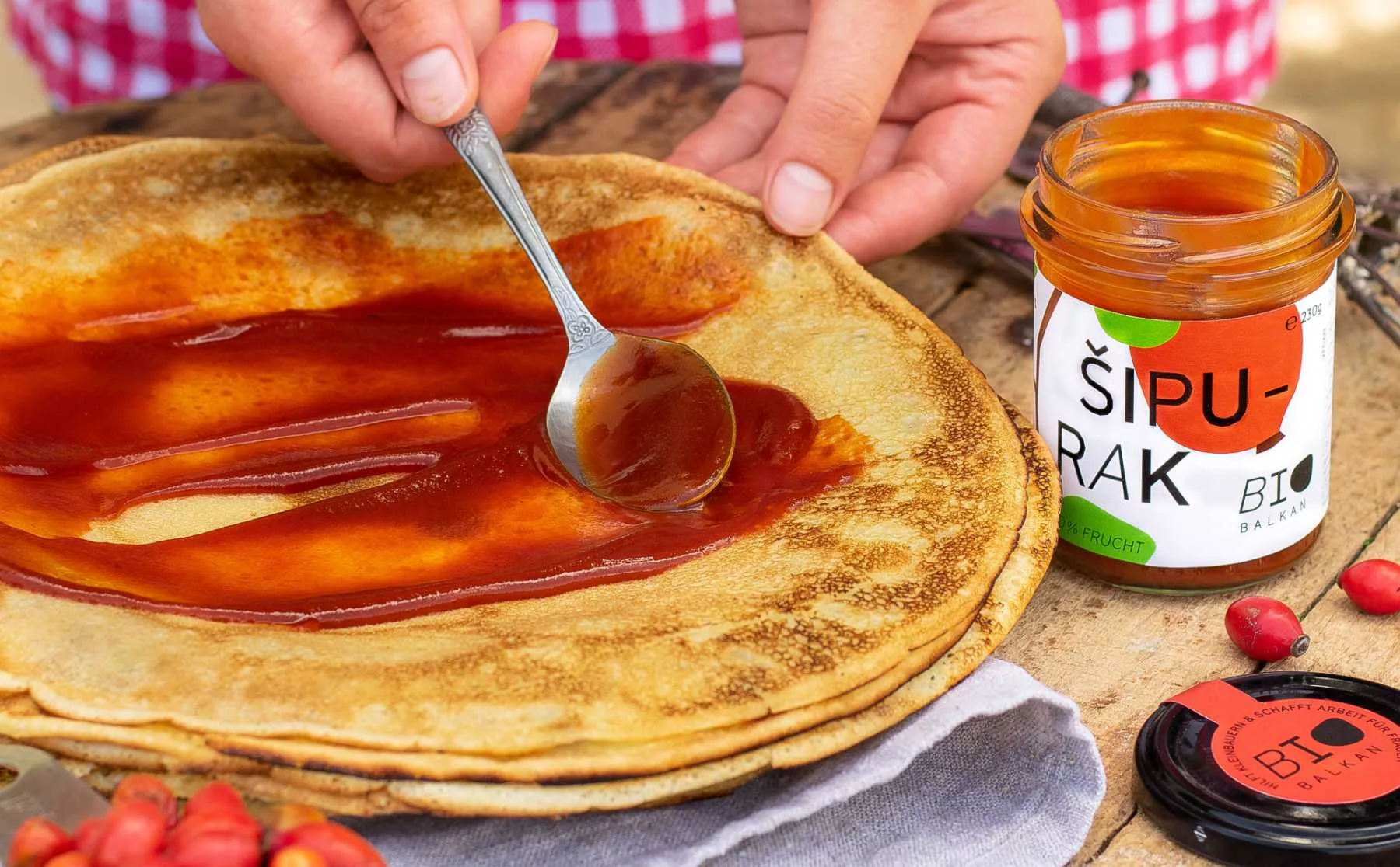 Palatschinken, bestrichen mit Bio Sipurak und einem Glas von BioBalkan