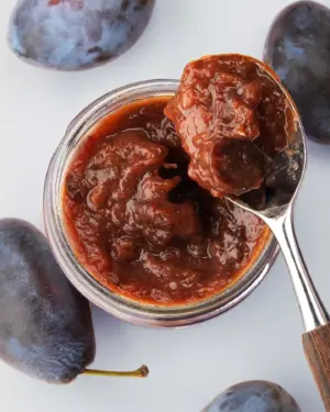 Ein Blick ins Glas von Bio Sljiva, einem Fruchtaufstrich aus Zwetschken, von BioBalkan