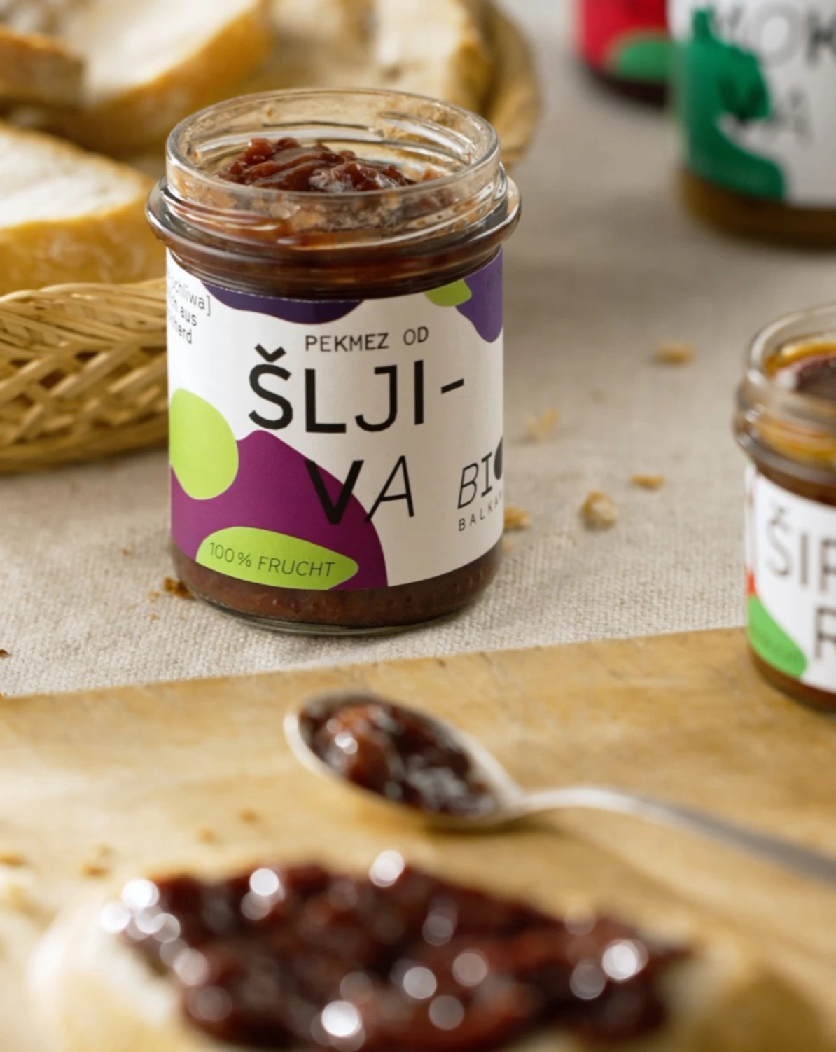 Glas Bio Sljiva am gedeckten Frühstückstisch