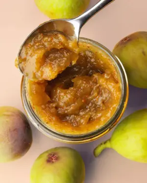 Ein Blick ins Glas von Bio Smokva, einem Fruchtaufstrich aus Feigen, von BioBalkan