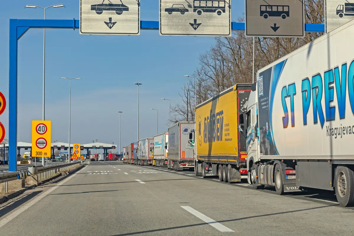 LKW warten am Grenzübergang Batrovci. Foto: Baloncici